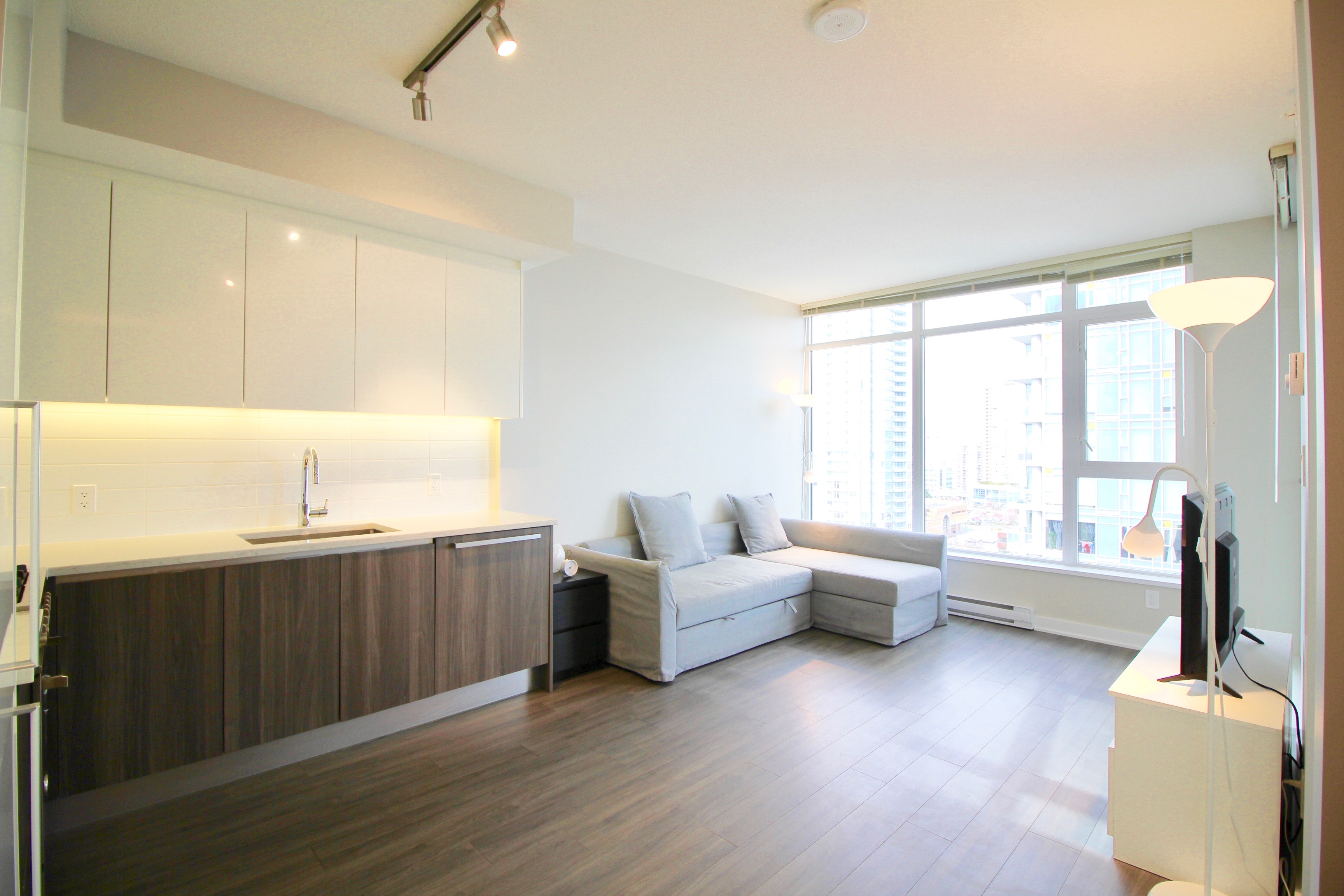 1705 4900 LENNOX LANE, BURNABY
