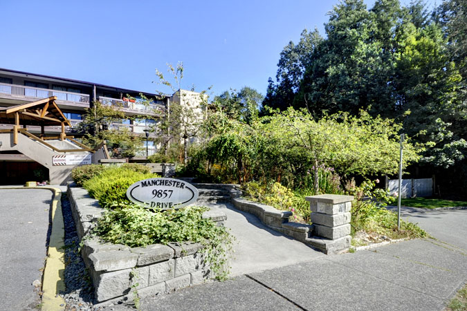 Barclay Woods | 9857 Manchester Drive 4