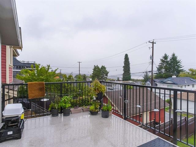4 N WARWICK AVENUE, BURNABY NORTH 2