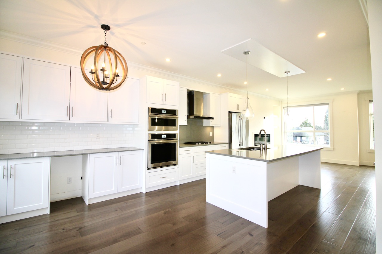 9-15885 16 Avenue 5