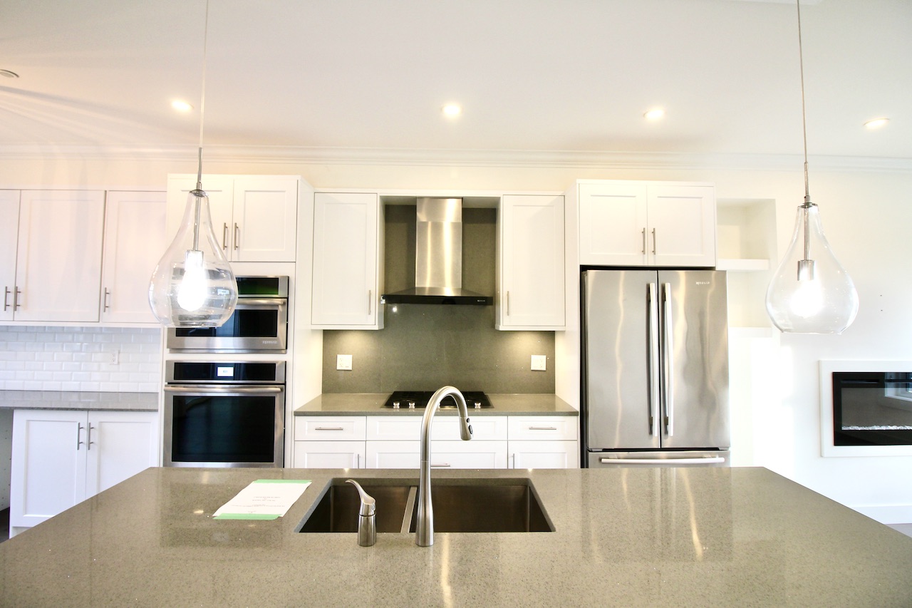9-15885 16 Avenue 7