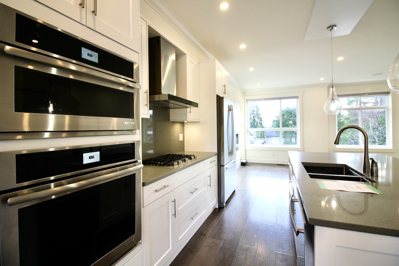 9-15885 16 Avenue 8