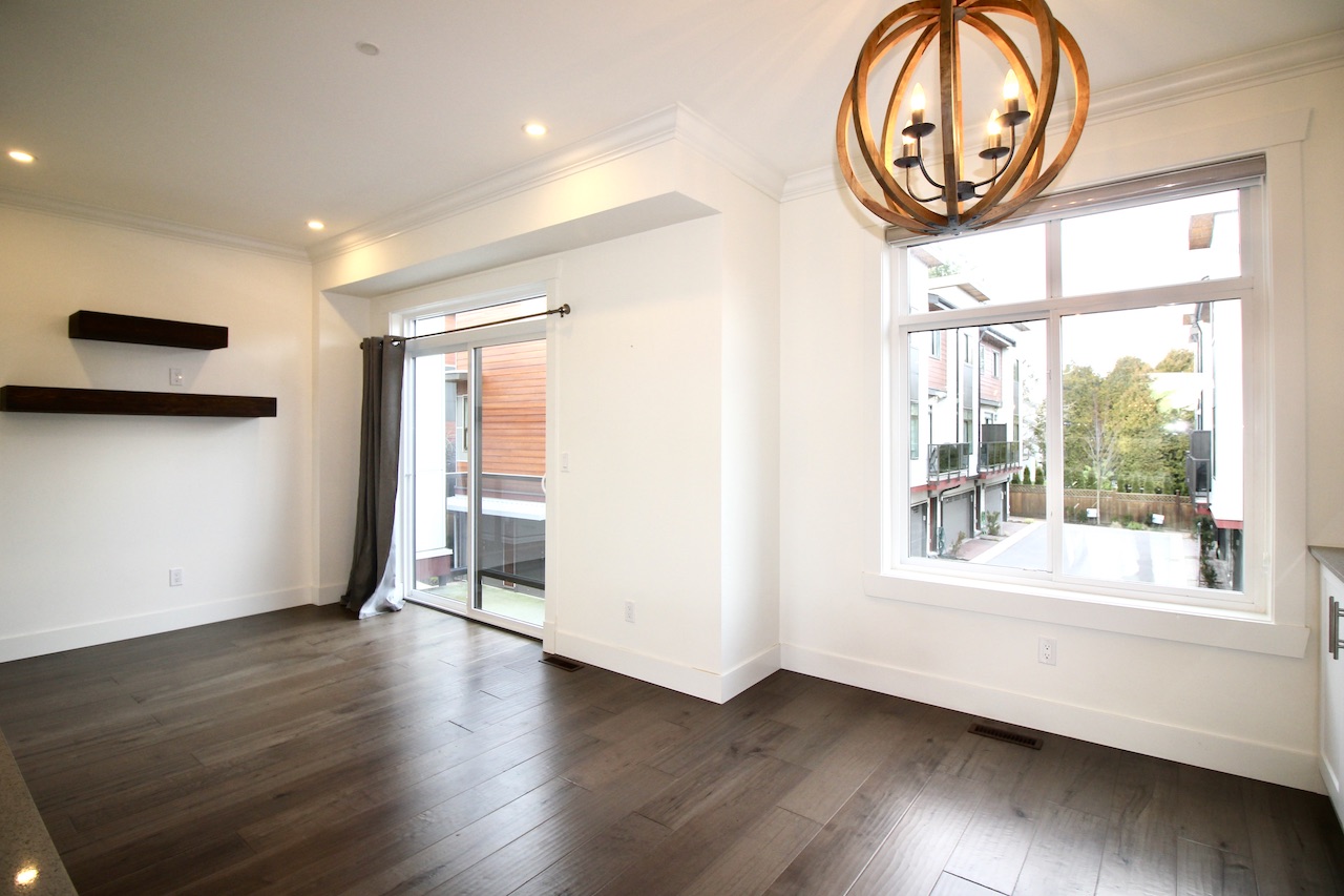 9-15885 16 Avenue 9