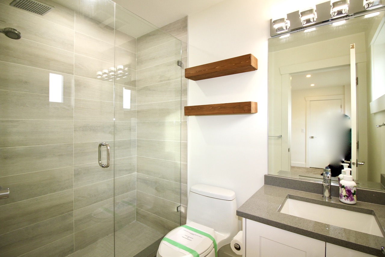 9-15885 16 Avenue 11