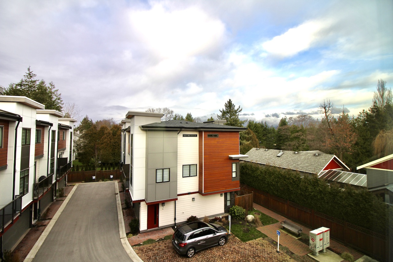 9-15885 16 Avenue 13