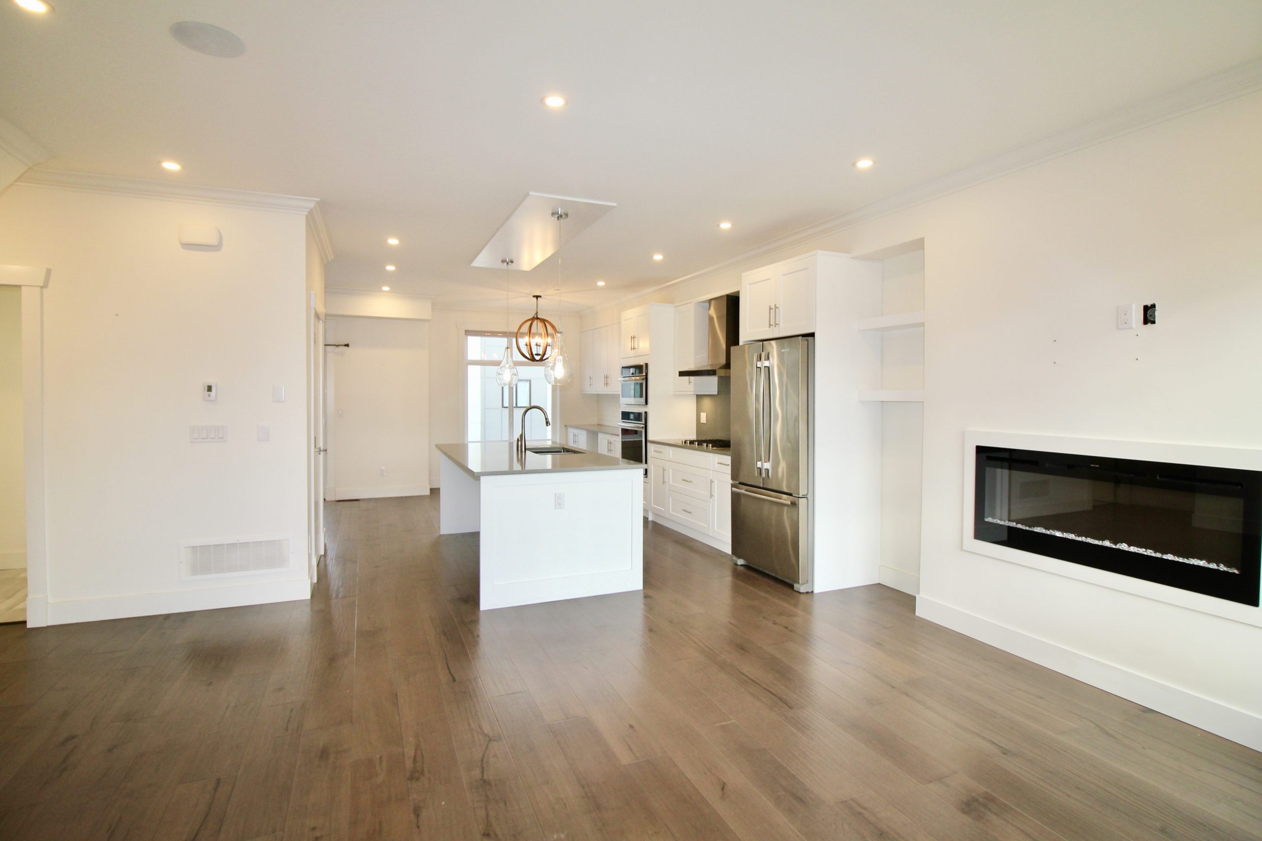 9-15885 16 Avenue 2