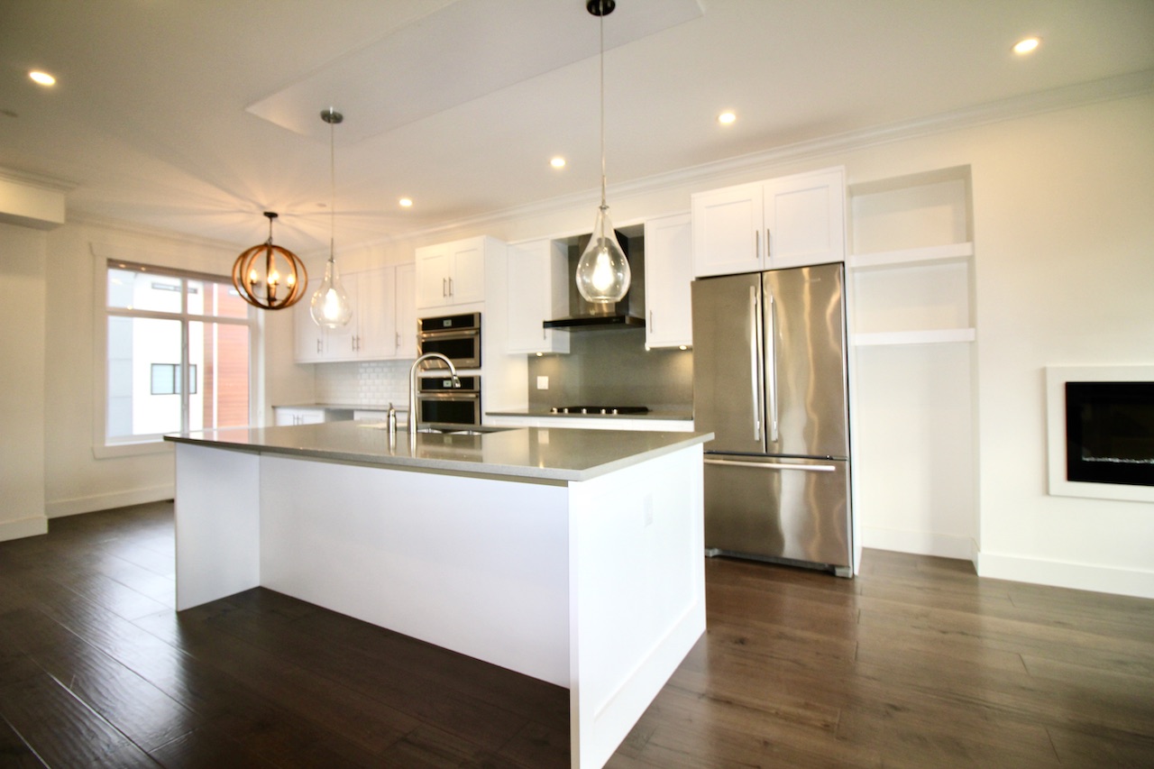 9-15885 16 Avenue 14