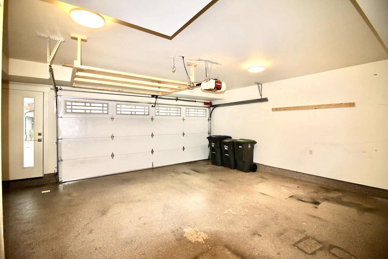 9-15885 16 Avenue 15