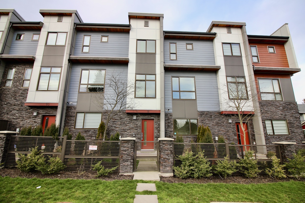 9-15885 16 Avenue 16