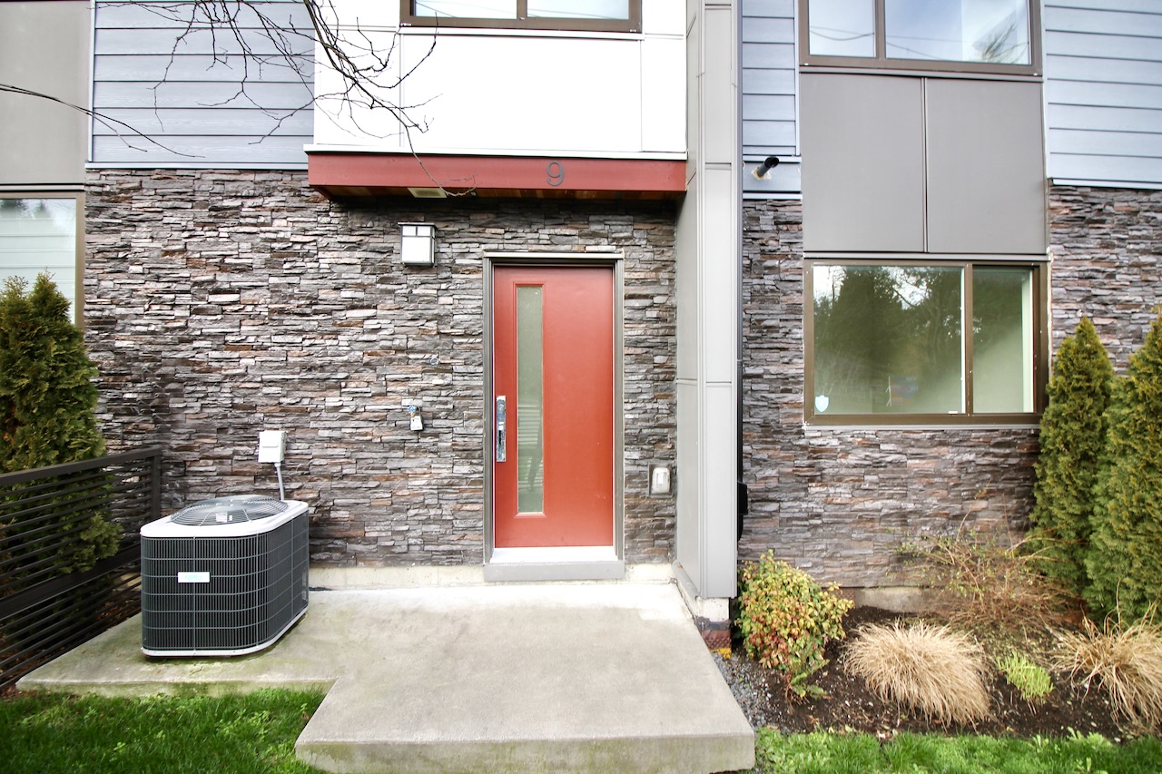 9-15885 16 Avenue 17