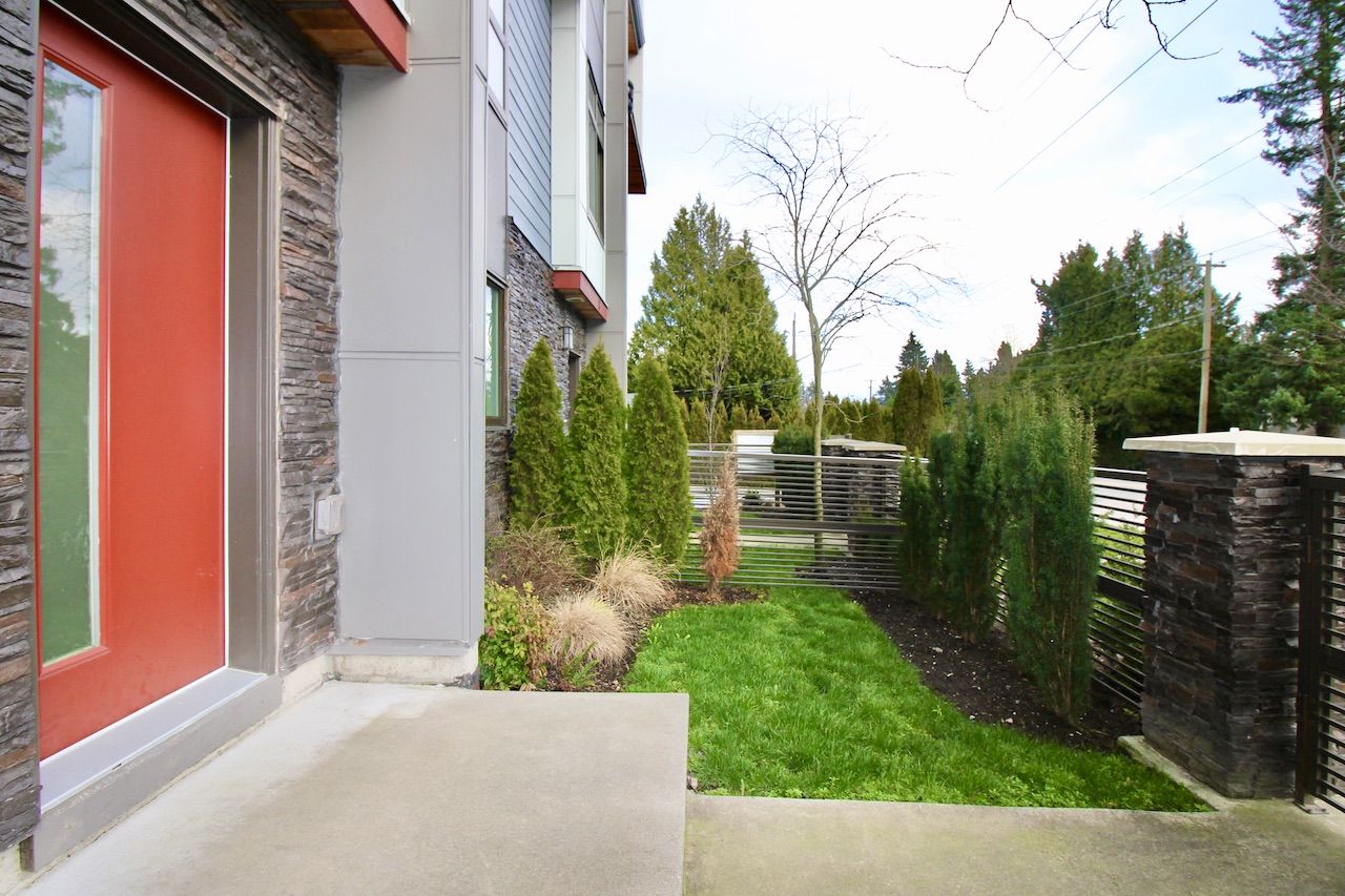 9-15885 16 Avenue 18
