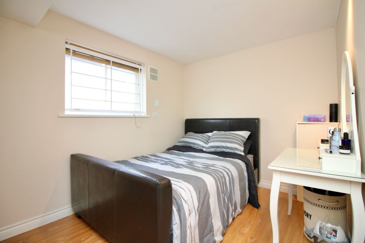 7116 Kitchener Street, Burnaby 24