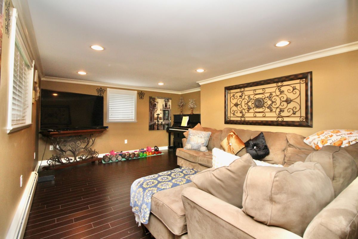3735 Pandora St, Burnaby 23