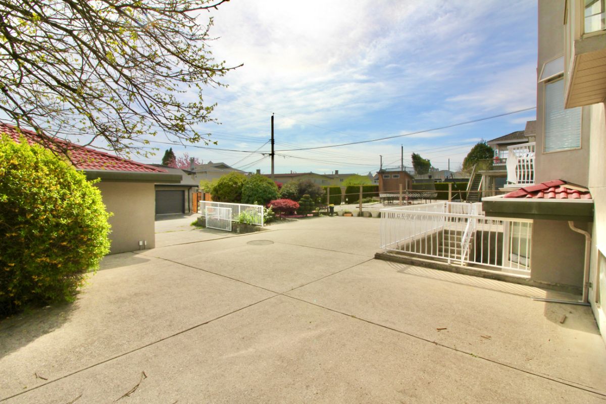 6628 Kitchener St, Burnaby 35