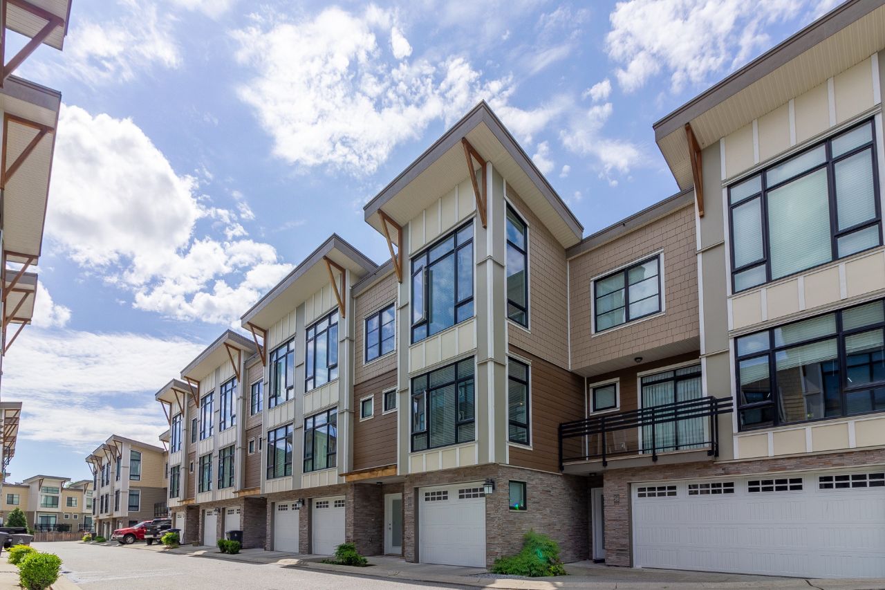 55 9989 E Barnston Dr, North Surrey