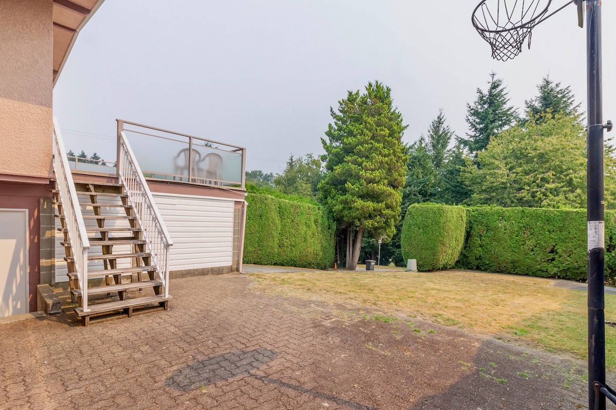 1280 EASTLAWN DRIVE, BURNABY 30