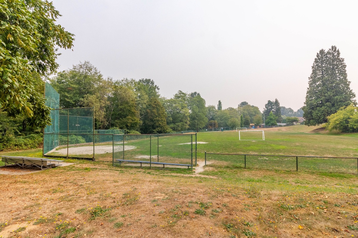 1280 EASTLAWN DRIVE, BURNABY 38