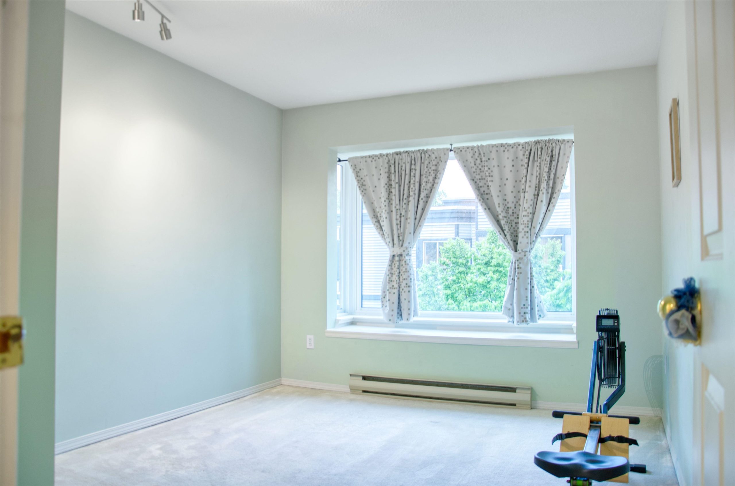 305 5663 INMAN AVENUE 10