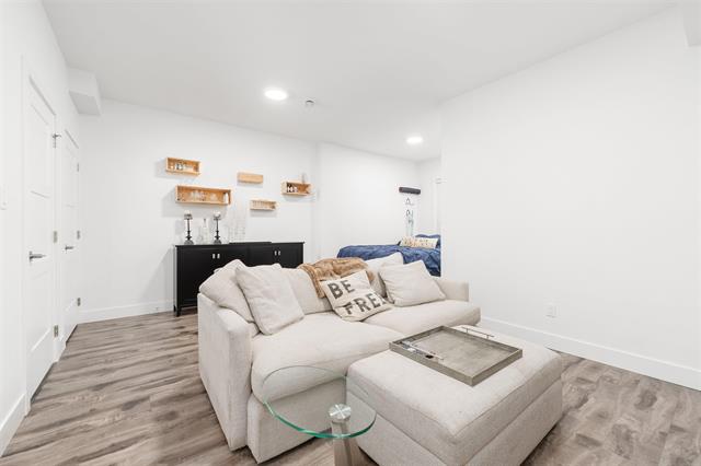 106 3419 ROXTON AVENUE 26