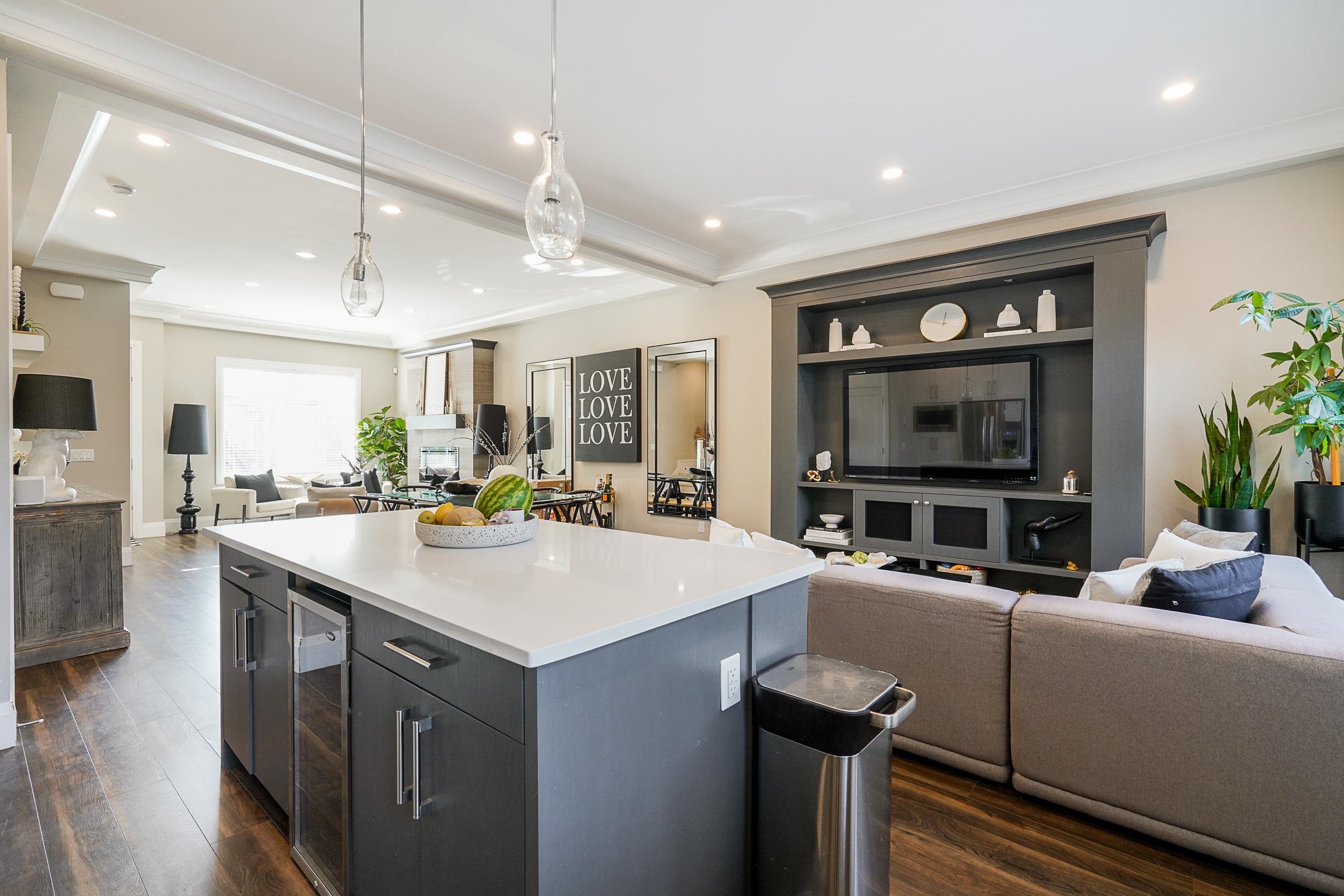 6 3411 ROXTON AVENUE 14