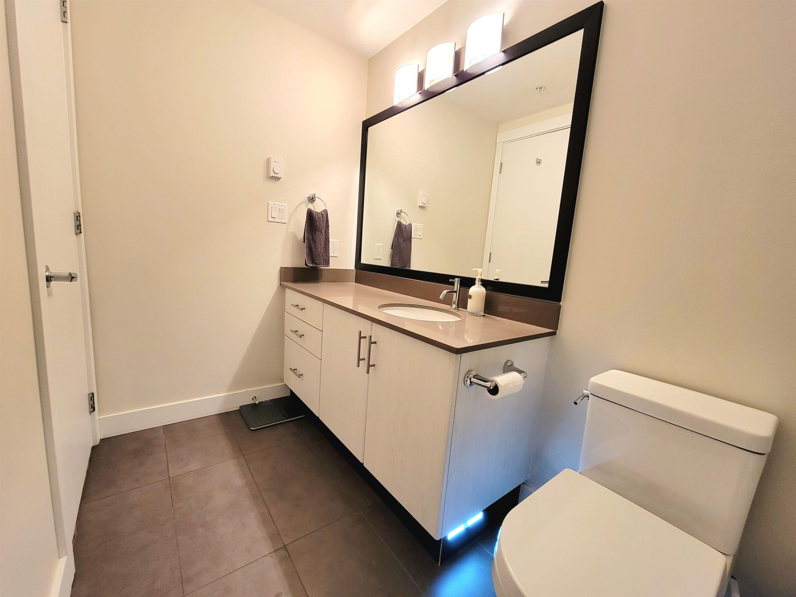 214 7777 ROYAL OAK AVENUE 22