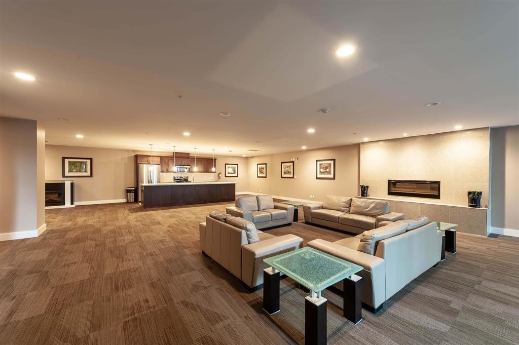 214 7777 ROYAL OAK AVENUE 28