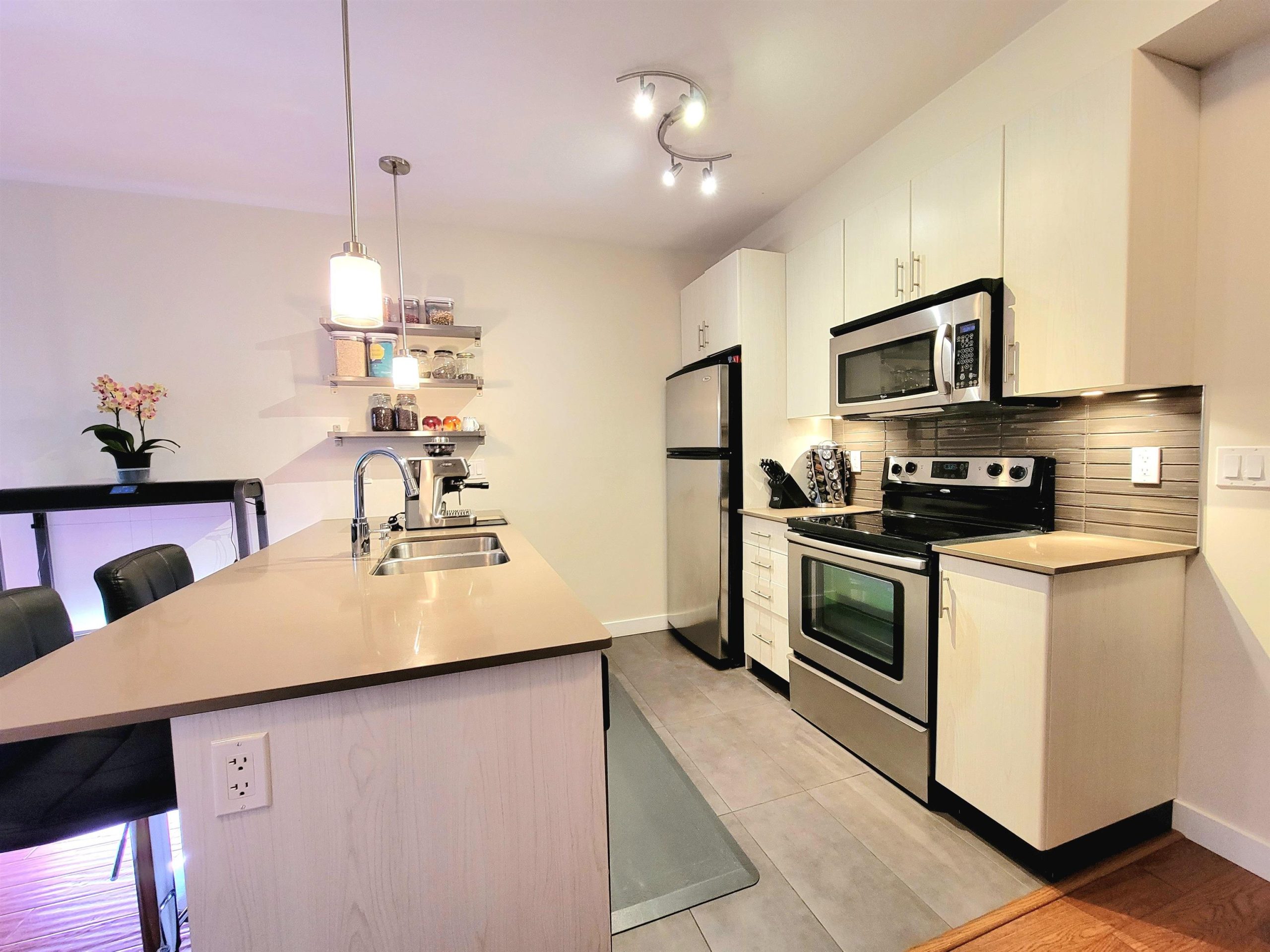 214 7777 ROYAL OAK AVENUE 8