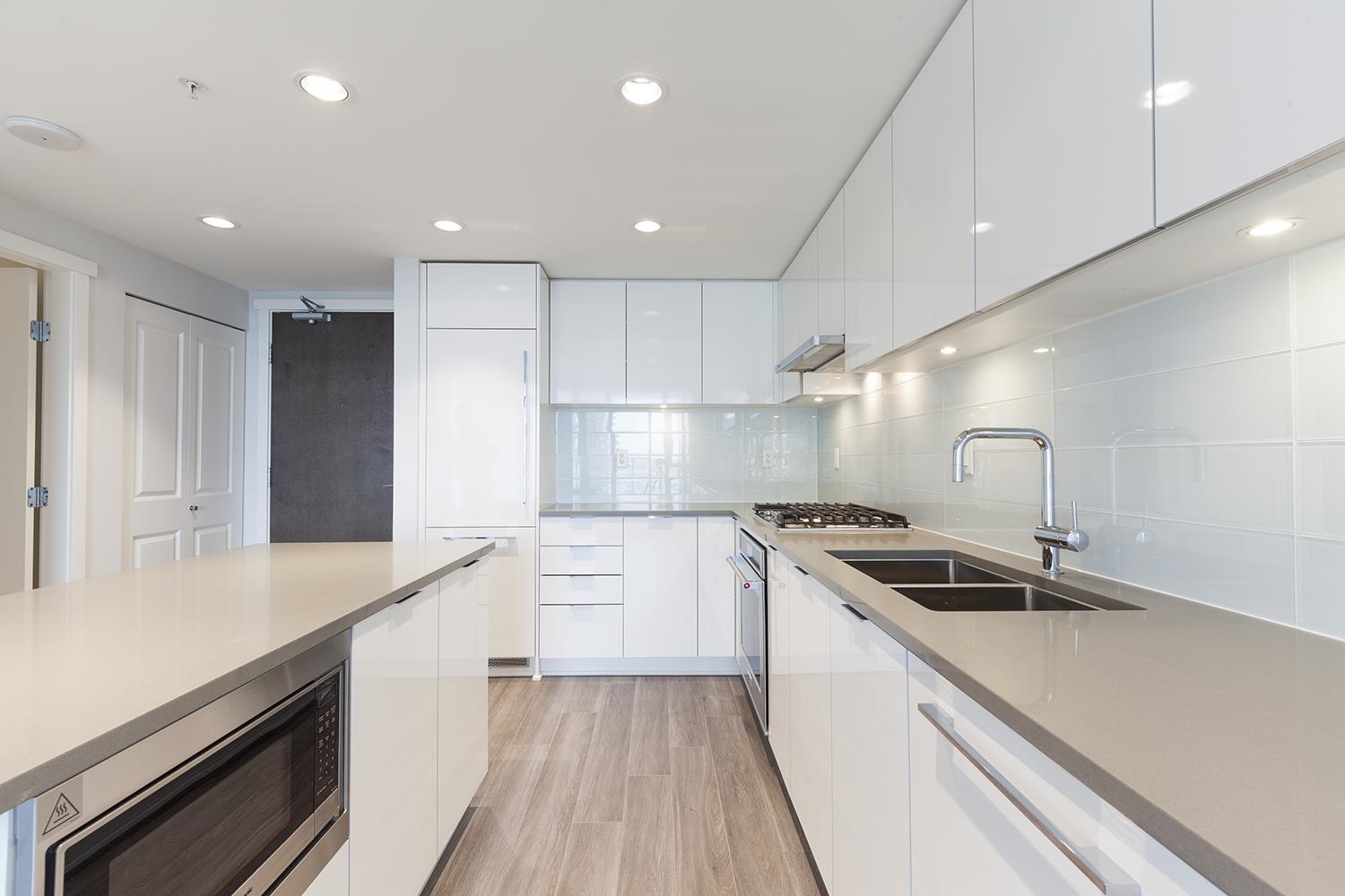 1207 2388 MADISON AVENUE 12