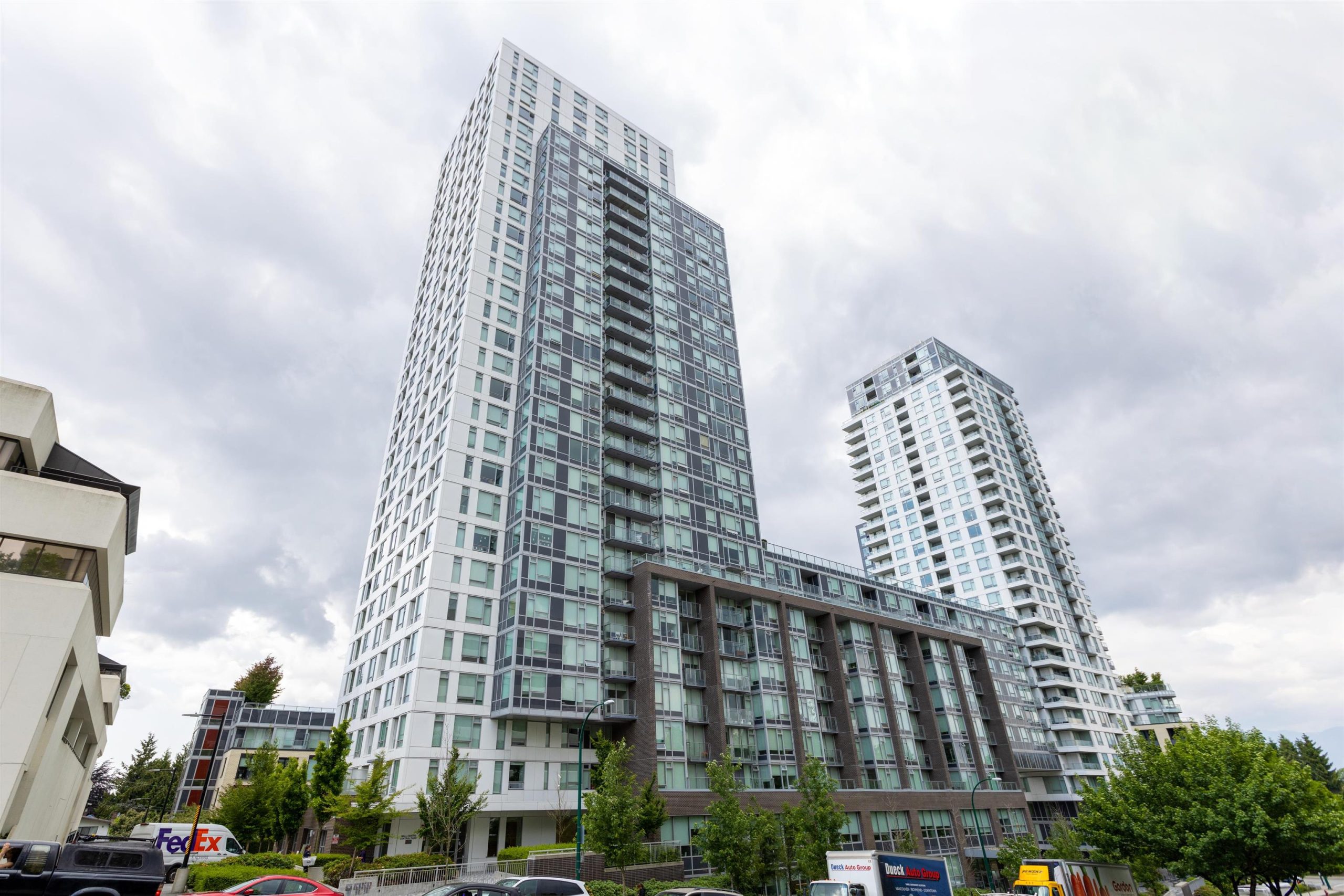 2501 5665 BOUNDARY ROAD 17