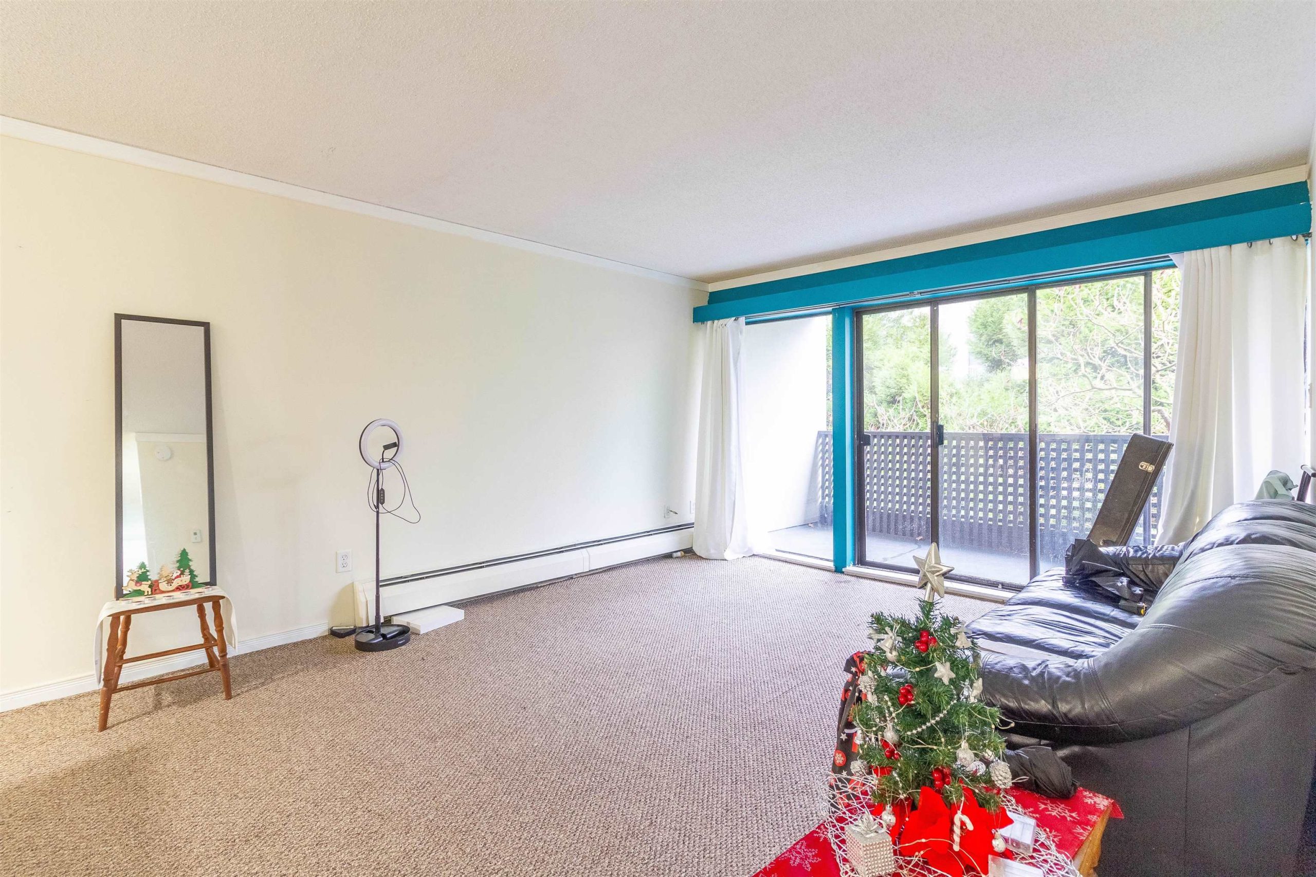 220 1945 WOODWAY PLACE 3