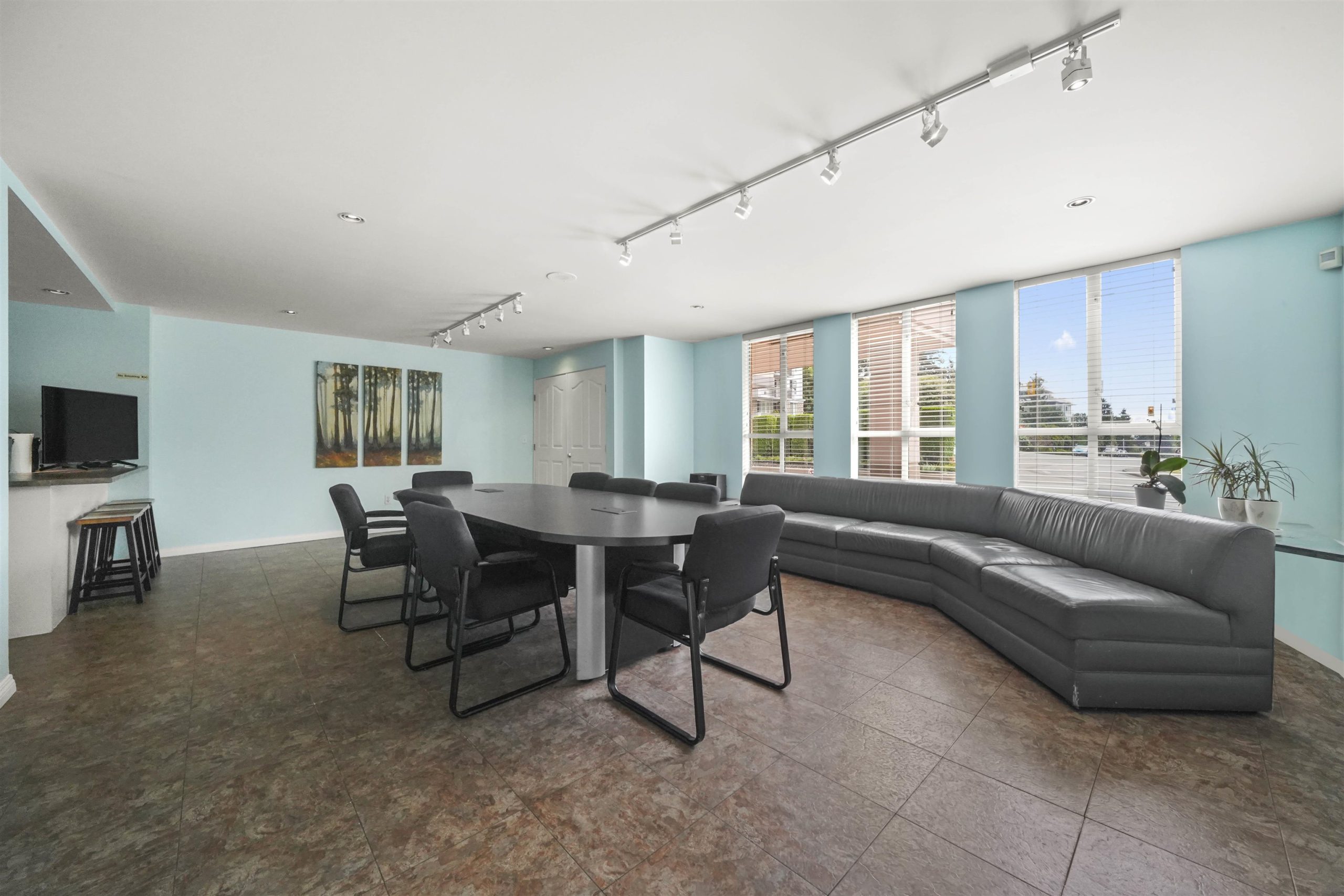 402 551 AUSTIN AVENUE 25