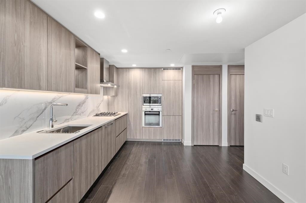 605 4880 LOUGHEED HIGHWAY 8