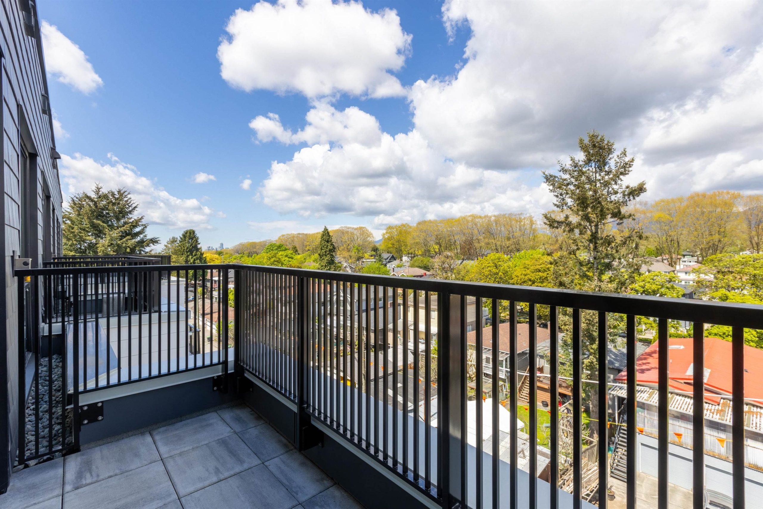 610 2235 E BROADWAY 12