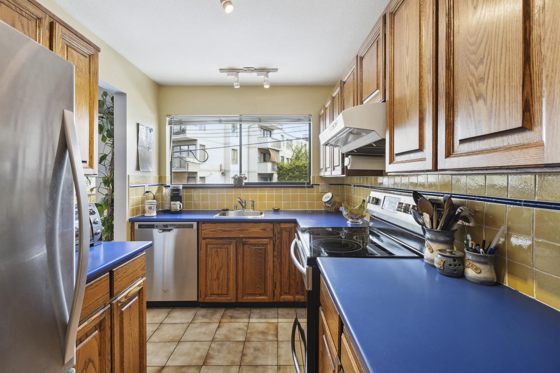 2 220 W 16TH STREET 19
