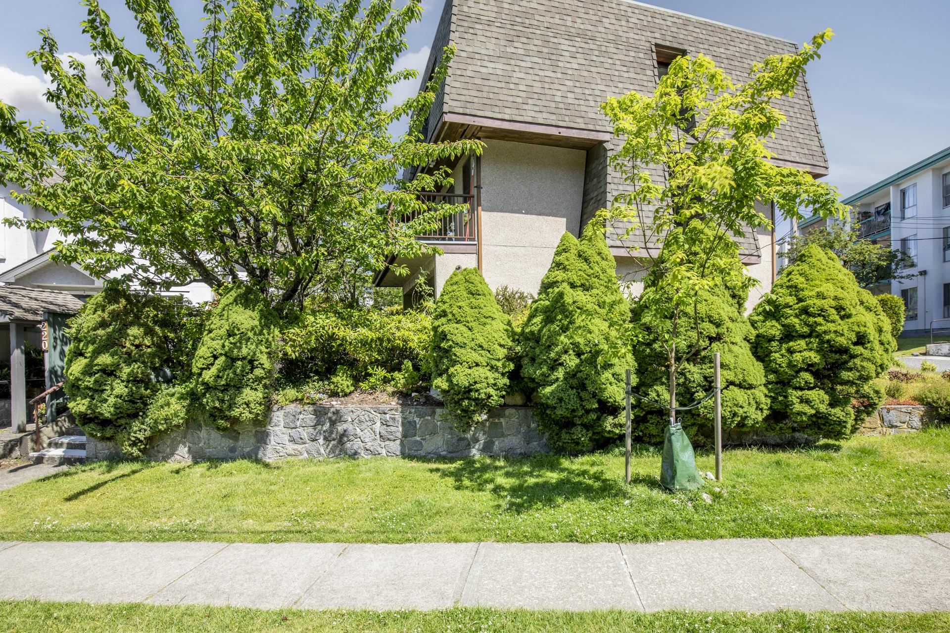 2 220 W 16TH STREET 33