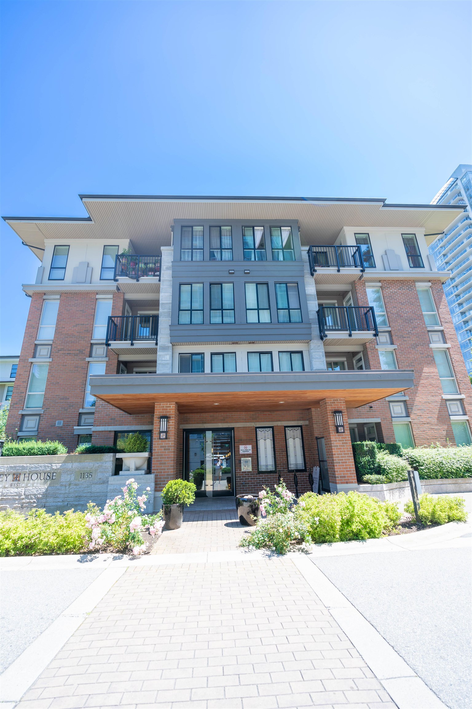 203 1135 WINDSOR MEWS 4