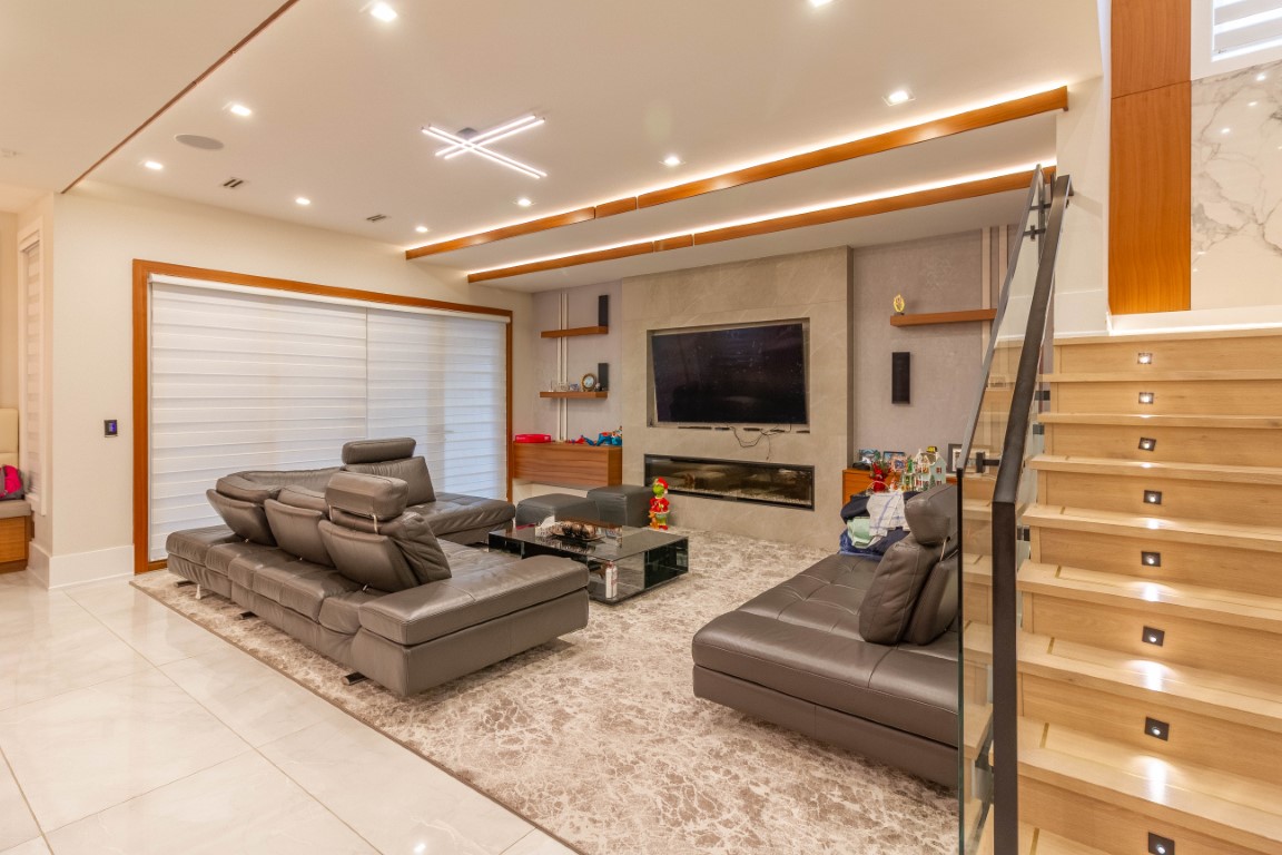 13906 35A AVENUE, SURREY 8