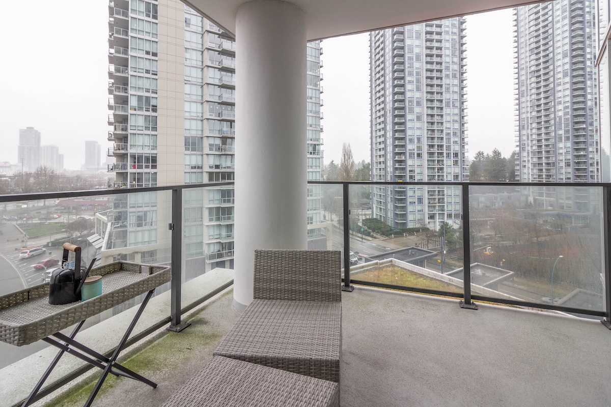 704 9887 WHALLEY BOULEVARD 17