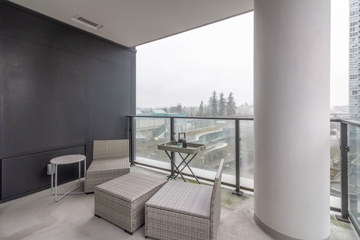 704 9887 WHALLEY BOULEVARD 18