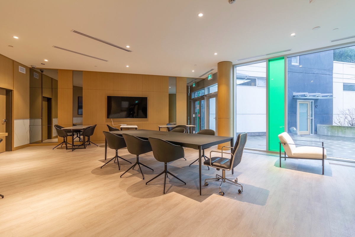 704 9887 WHALLEY BOULEVARD 25