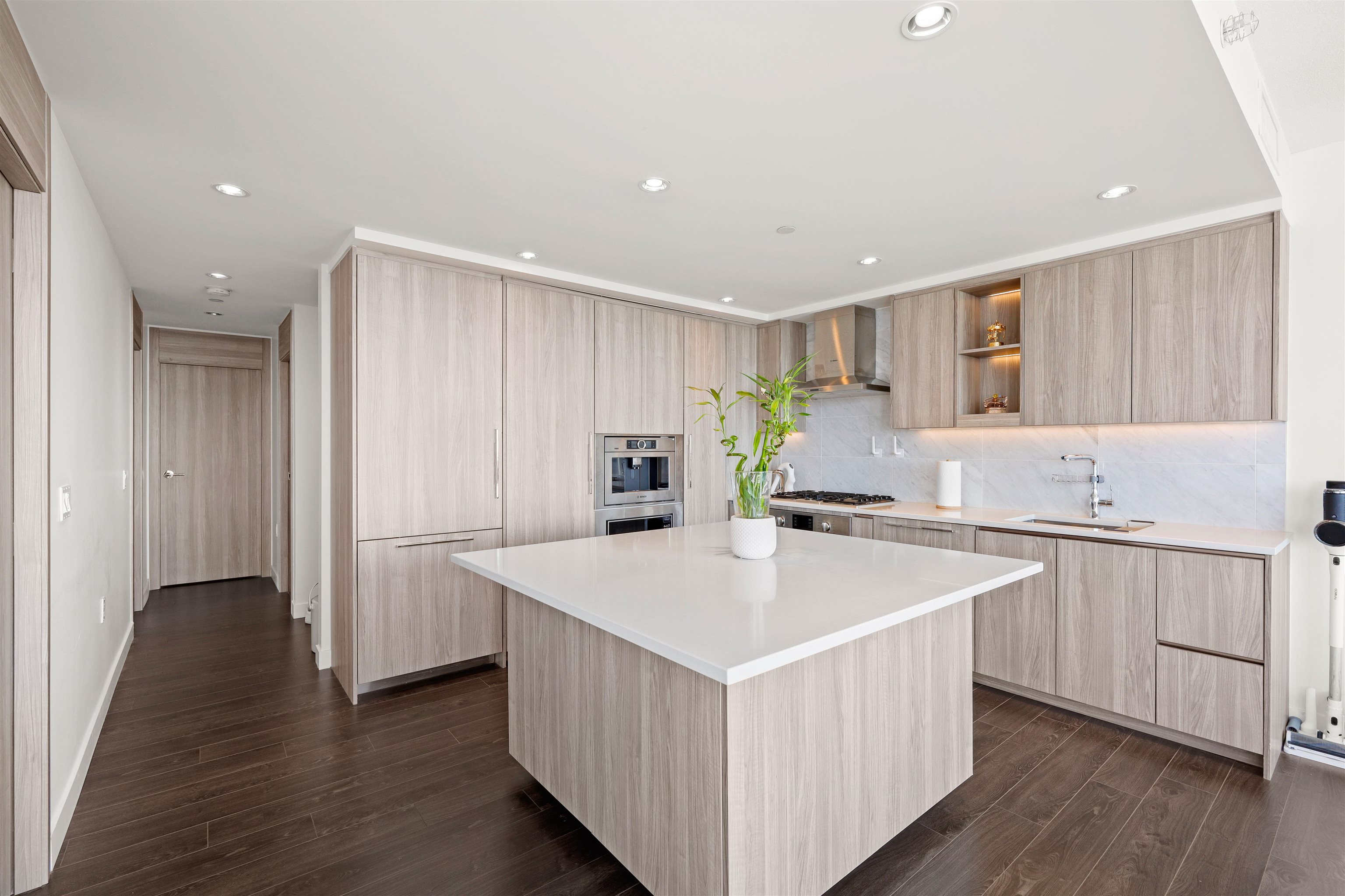 4102 4720 LOUGHEED HIGHWAY 7