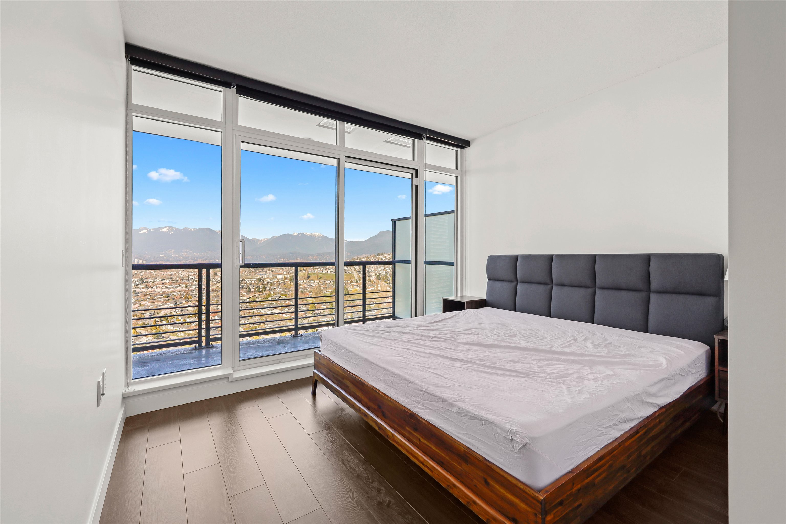 4102 4720 LOUGHEED HIGHWAY 13