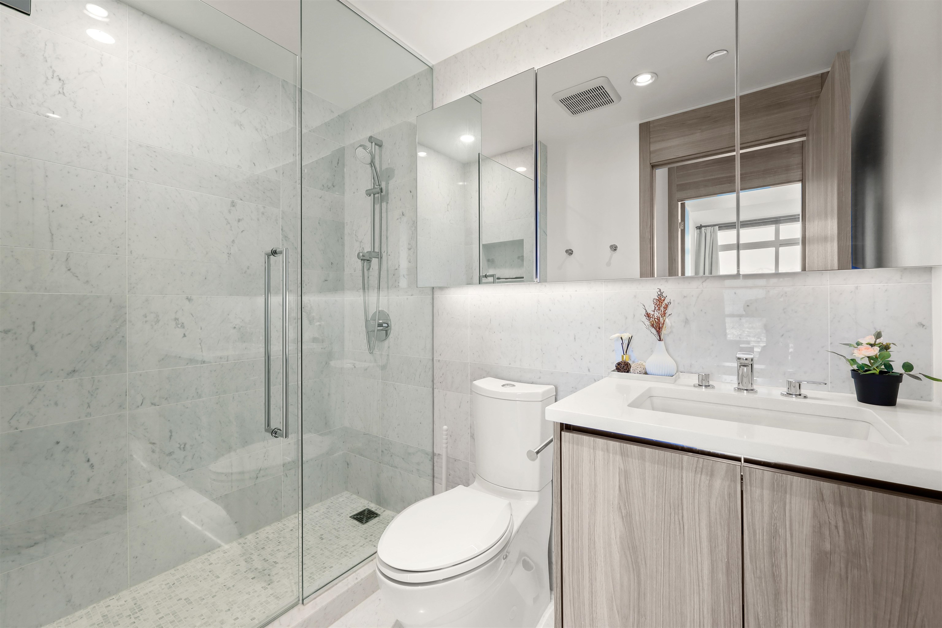 4102 4720 LOUGHEED HIGHWAY 18