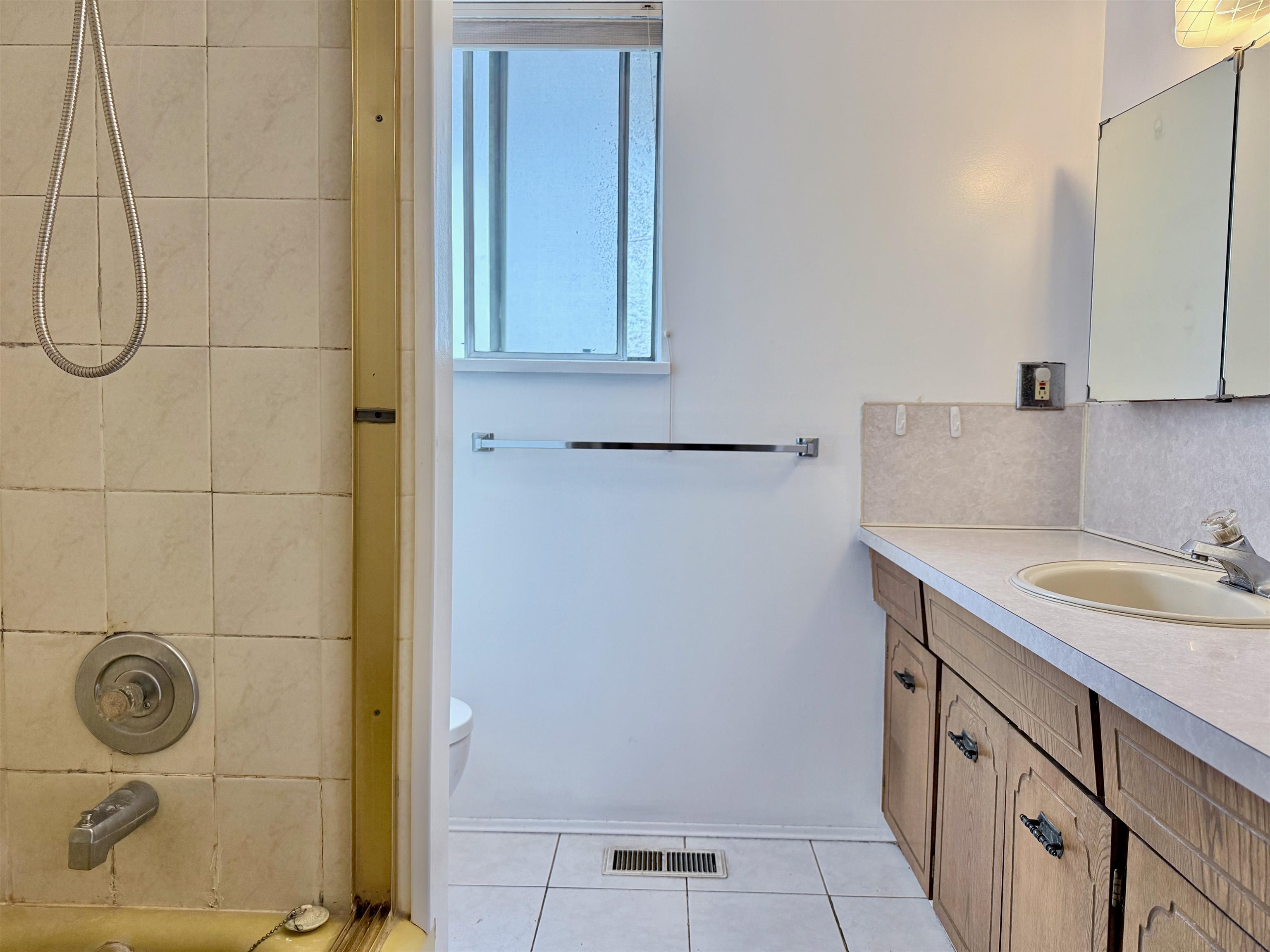 1260 ROSSLAND STREET 24