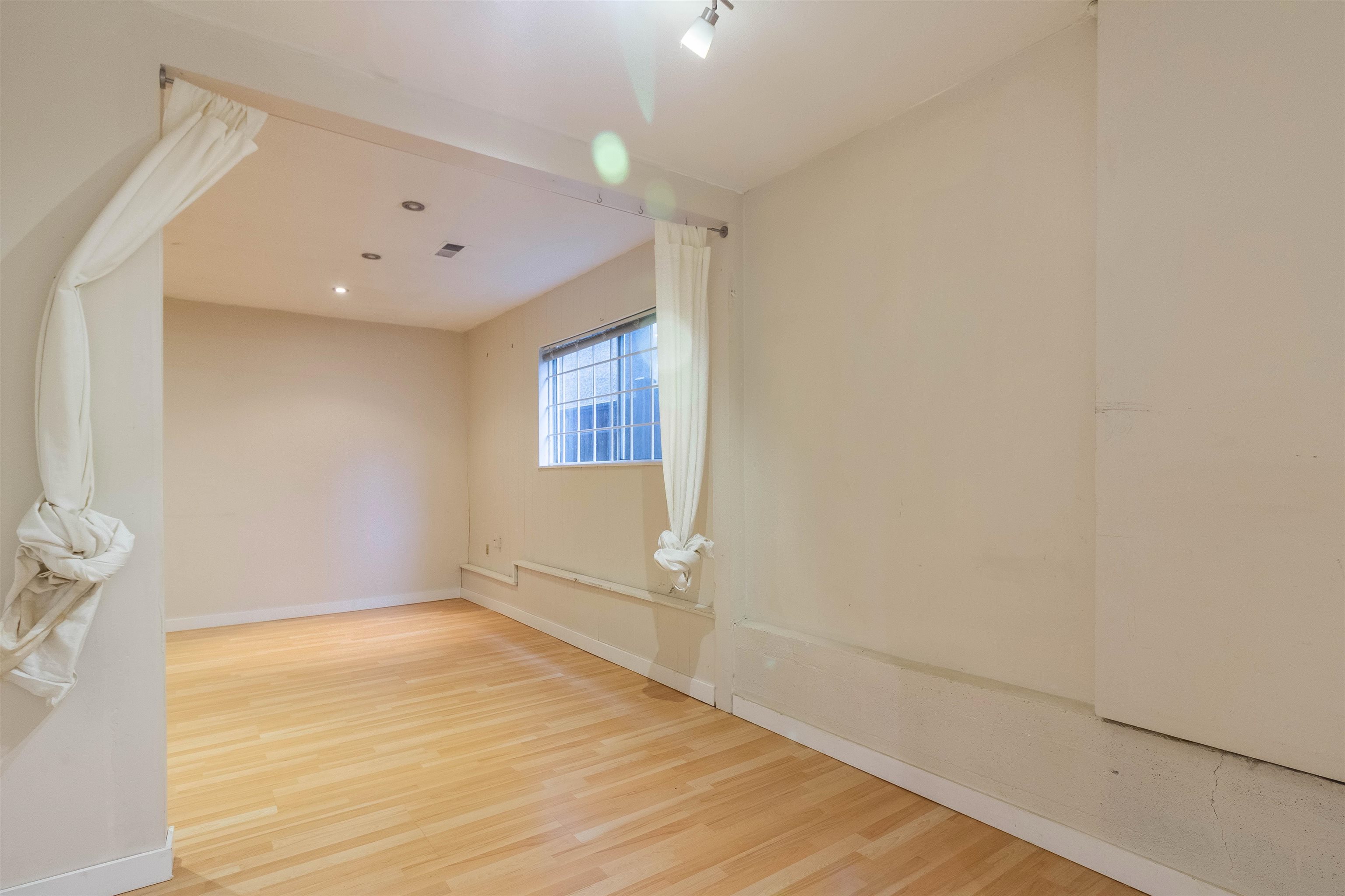 1260 ROSSLAND STREET 28