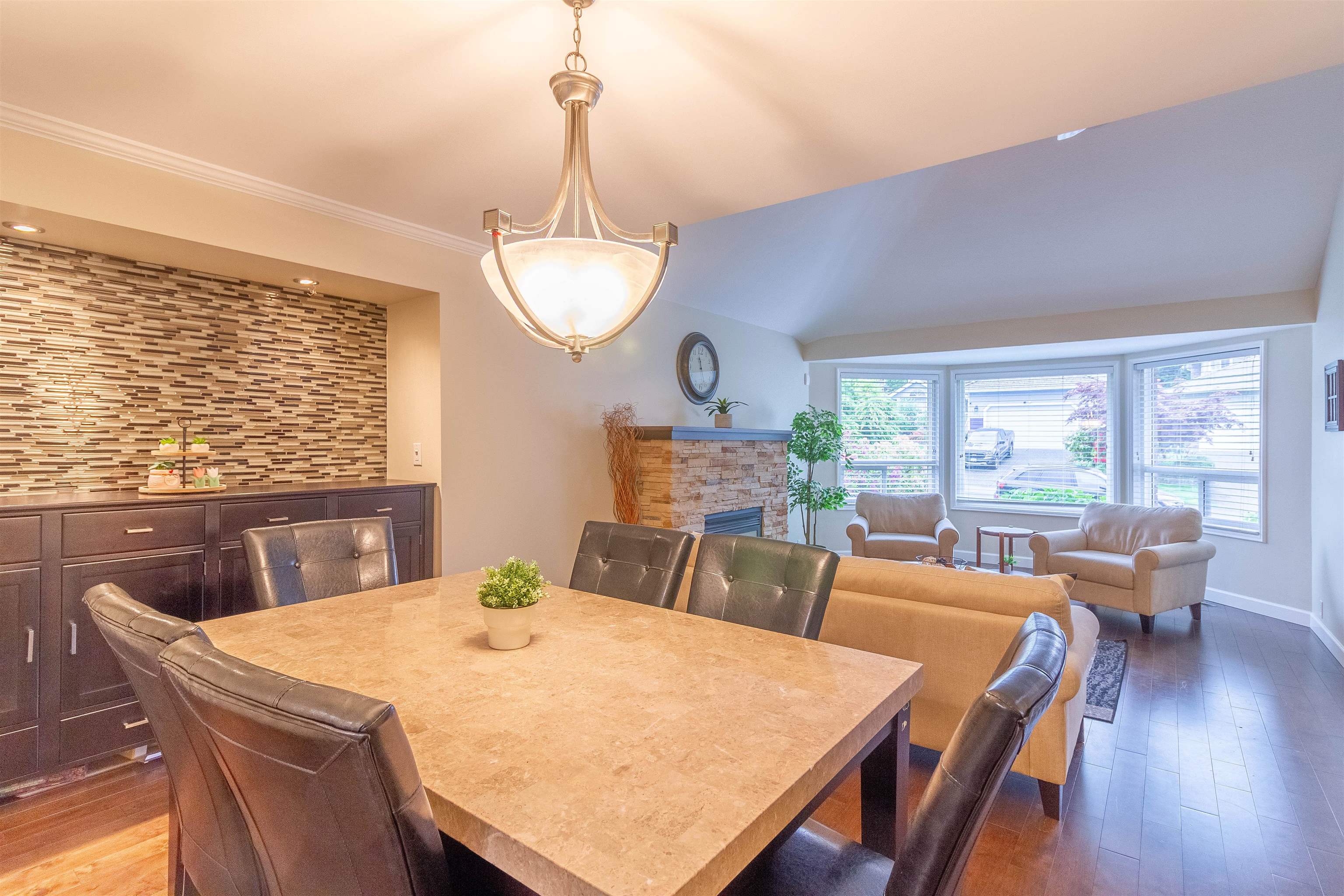 1872 WALNUT CRESCENT 7
