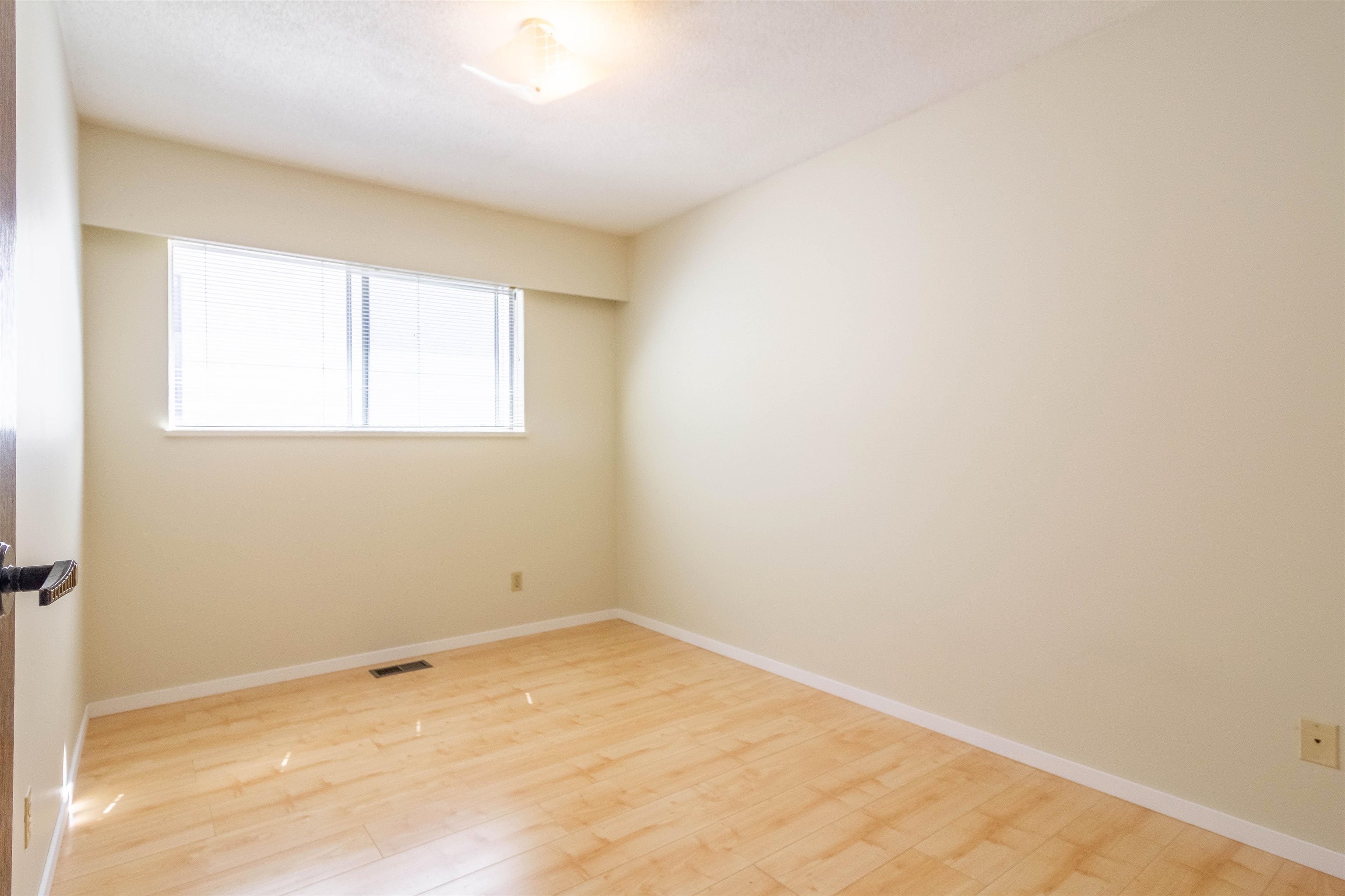 1260 ROSSLAND STREET 23