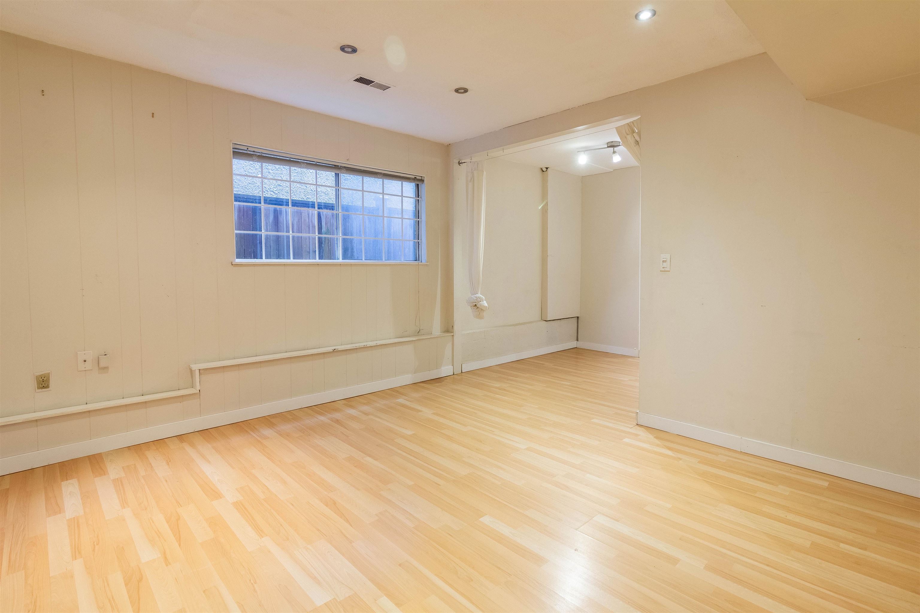 1260 ROSSLAND STREET 29