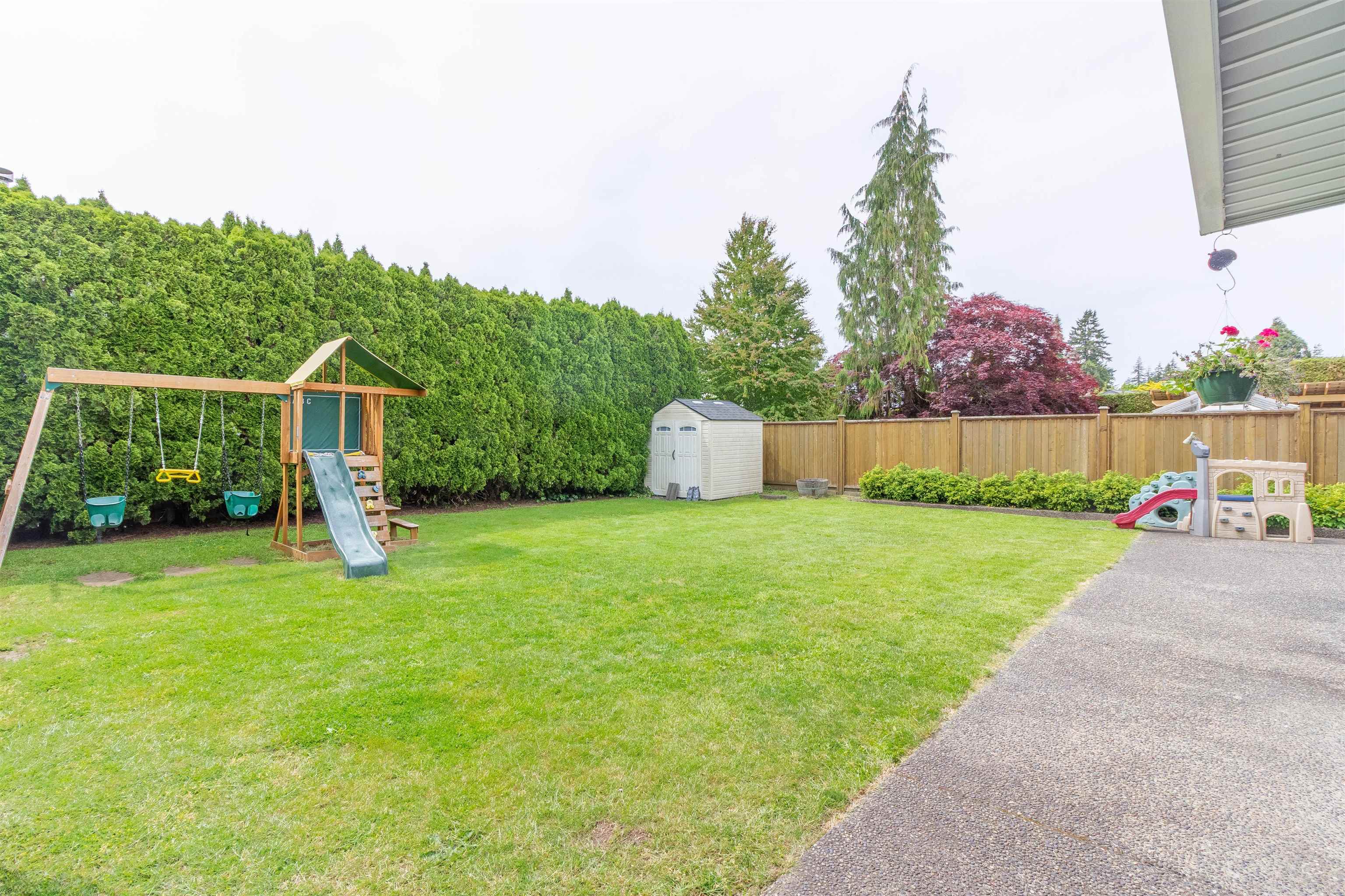 1872 WALNUT CRESCENT 39