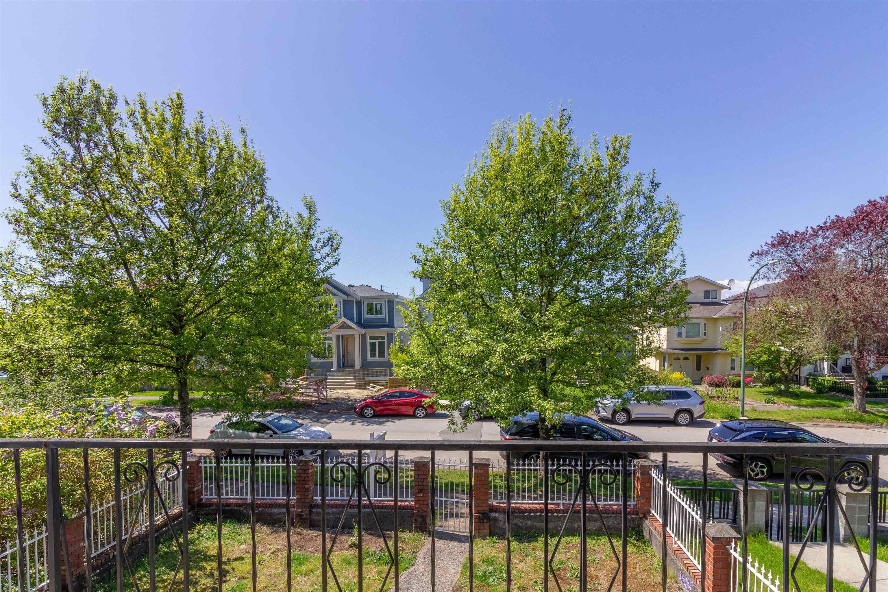 1260 ROSSLAND STREET 5